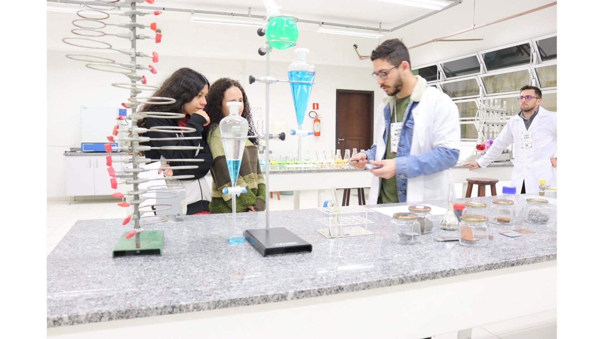 Estudantes de ensino médio em visita aos laboratórios do Centro Universitário Unifacear