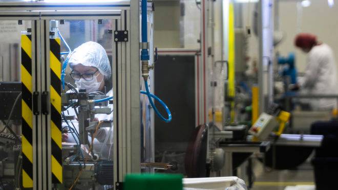 Trabalhadora na linha de produção de uma indústria: crédito é fundamental para manutenção dos empregos