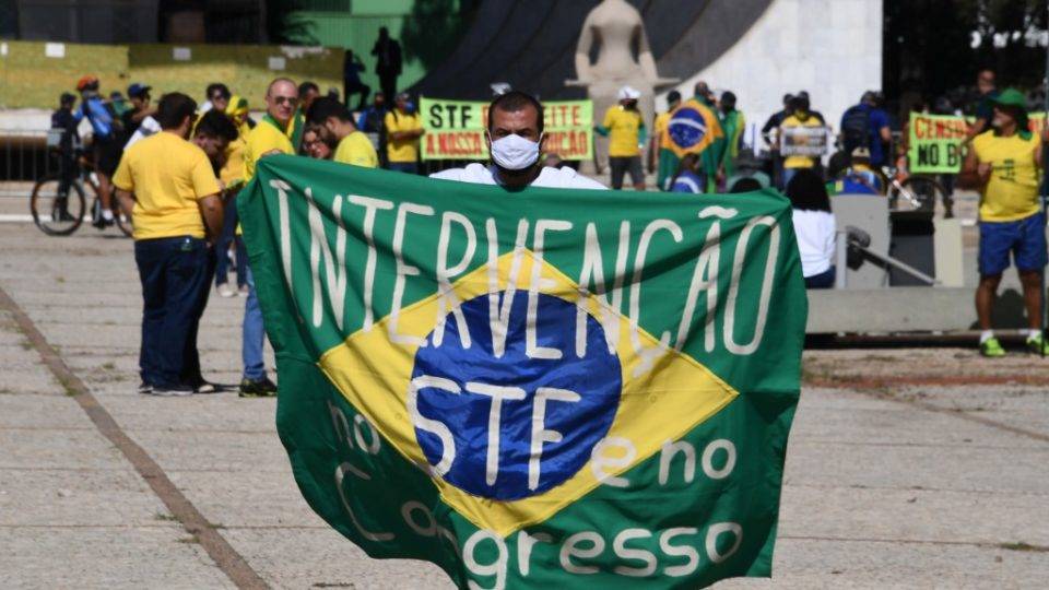 Um diagnóstico da atual tensão institucional Manifestante bolsonarista protesta em Brasília, no domingo (31): cartazes e faixas priorizam o STF e o Congresso e deixam a esquerda de lado.