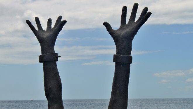 Na ilha caribenha de Martinica, estátua celebra o fim da escravidão. Mas a escravidão permanece como prática na África.