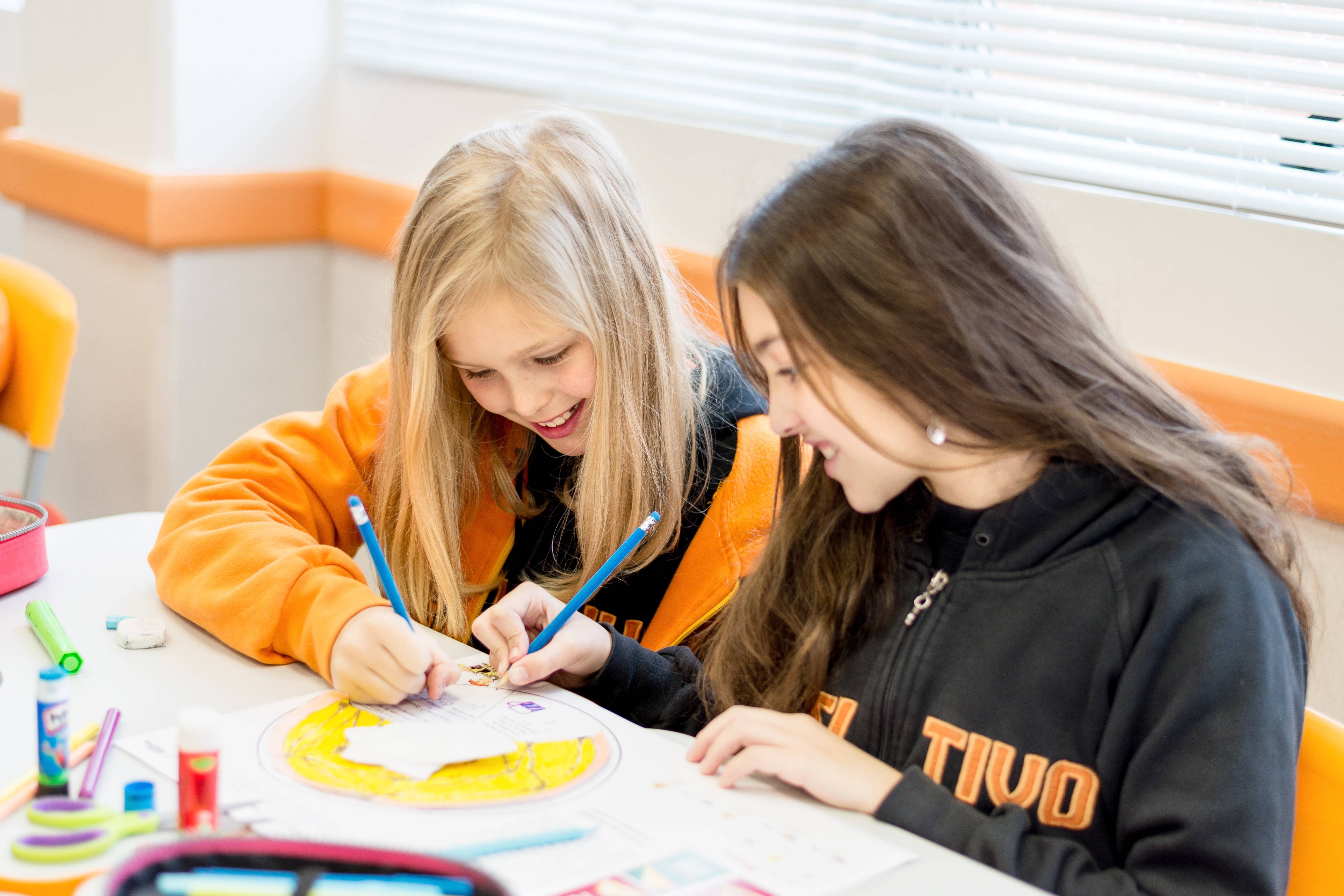 A frase “bilíngue é mais que falar inglês”, lema do sistema de Ensino Bilíngue do Colégio Positivo, traduz na totalidade do que se trata esta metodologia
