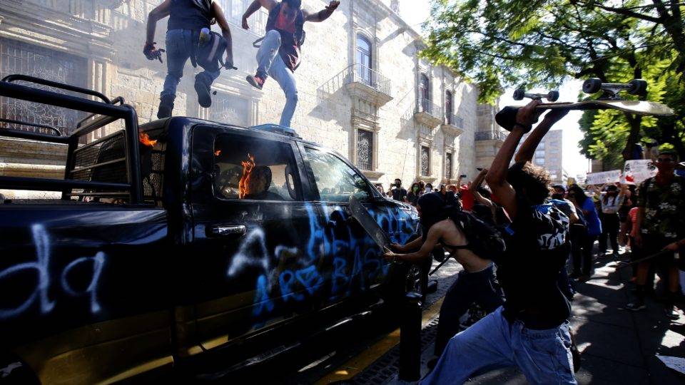 Manifestante ateia fogo em policial durante protesto no México protesto méxico