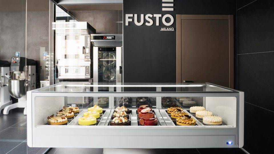 Vitrine de doces, tortas e geléias.