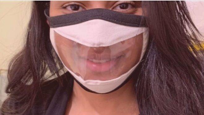 Além da Linguagem Brasileira de Sinais (Libras), pessoas com dificuldade auditiva utilizam expressões faciais e leitura labial