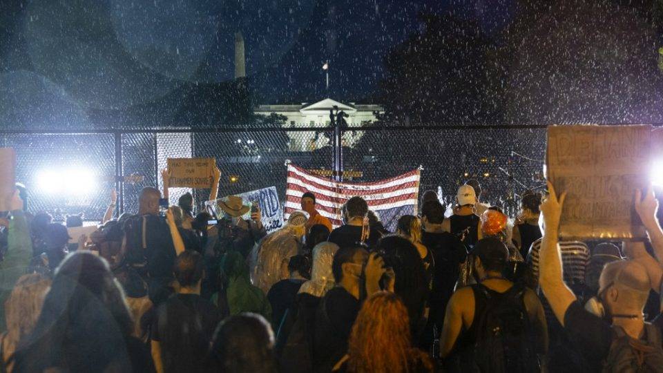Dicionário americano vai redefinir “racismo” para atender pedido de mulher negra Pessoas se reunem em frente à Casa Branca para protestar contra brutalidade policial, 4 de junho de 2020