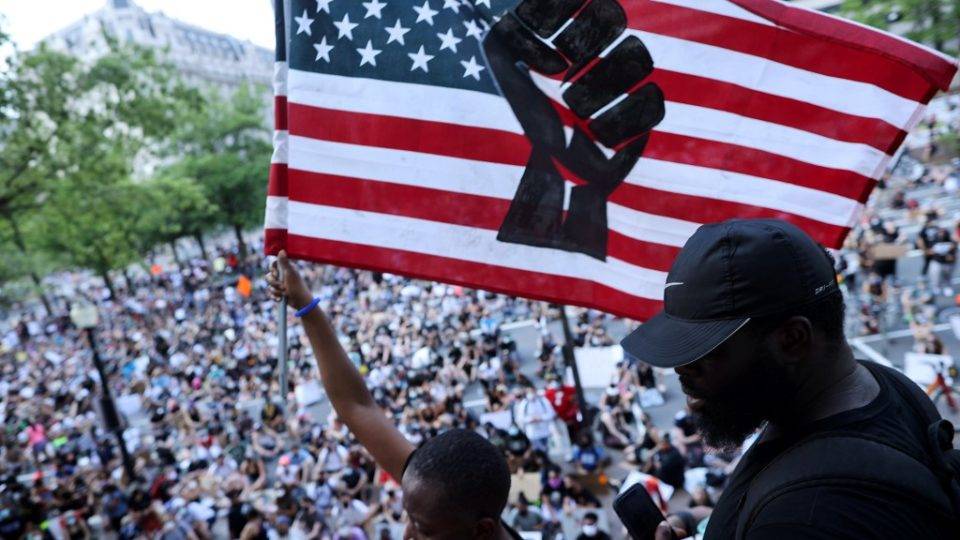 Manifestantes protestam contra a brutalidade policial e o racismo em 6 de junho de 2020 em Washington, DC.
