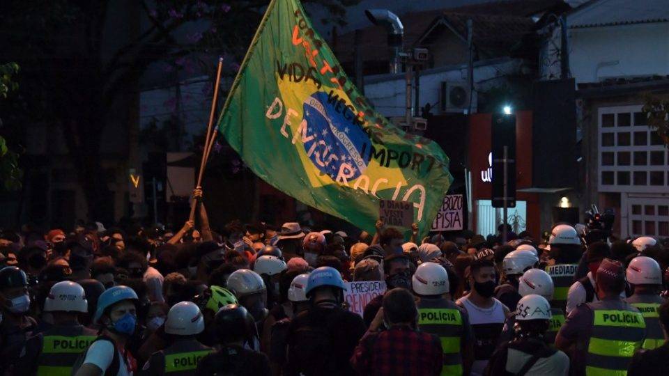 Números para entender as manifestações e a pandemia Pessoas se manifestam contra o racismo e contra o presidente Jair Bolsonaro em frente às forças de segurança, em São Paulo, Brasil, em 7 de junho de 2020, em meio à nova pandemia de coronavírus Covid-19.