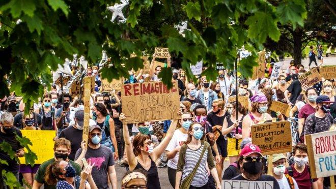 Manifestantes protestam contra o racismo, a brutalidade policial e o desfinanciamento do Departamento de Polícia de Minneapolis em 6 de junho de 2020, em Minneapolis, Minnesota.