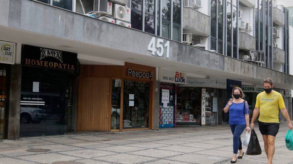 Brasil descarta “bons exemplos” e se alinha a México em estratégia de reabertura Comércio esvaziado no Rio de Janeiro, por causa da pandemia da Covid-19