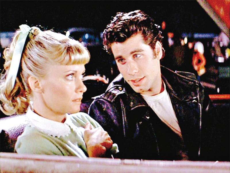 Em Grease, o cine drive-in está em uma das sequências icônicas do cinema. Foto: Reprodução/Grease Em Grease, o cine drive-in está em uma das sequências icônicas do cinema. Foto: Reprodução/Grease