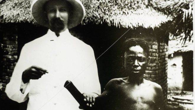 Um colonizador belga exibe congolês com a mão amputada: o povo local era tratado com extrema crueldade | Wikimedia Commons