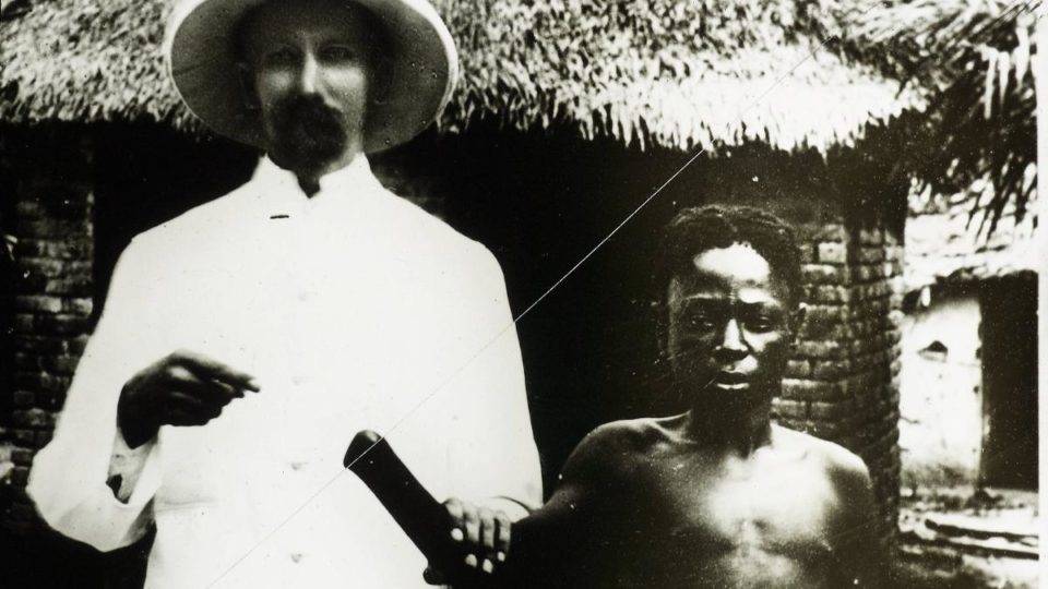 Como a Bélgica decepou mãos, braços e matou mais de 15 milhões na África Um colonizador belga exibe congolês com a mão amputada: o povo local era tratado com extrema crueldade | Wikimedia Commons