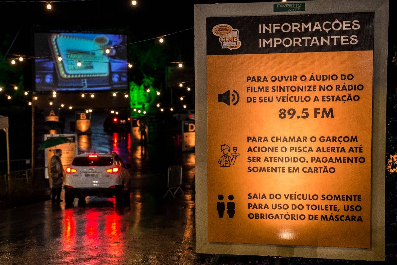 Na entrada, os espectadores recebem orientações. Foto: Letícia Akemi Na entrada, os espectadores recebem orientações. Foto: Letícia Akemi