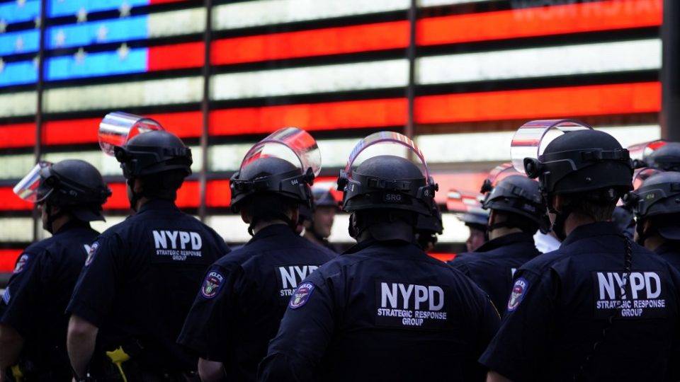 4 pontos para entender o movimento americano para desfinanciar a polícia Policiais observam protesto “Black Lives Matter” em Nova York, 1 de junho de 2020. Cresce nos EUA movimento que pede cortes no financiamento à polícia