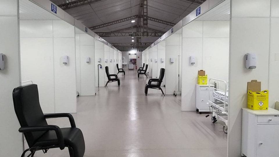 Estão gastando muito dinheiro com hospital de campanha Hospital de campanha montado na área externa do Hospital do Subúrbio, em Salvador