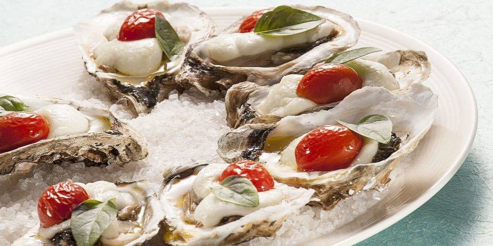 5 receitas para aquecer o Dia dos Namorados O chef Kaio Trevizan ensina fazer ostras com muçarela de búfala. Foto: Alexandre Mazzo/Gazeta do Povo