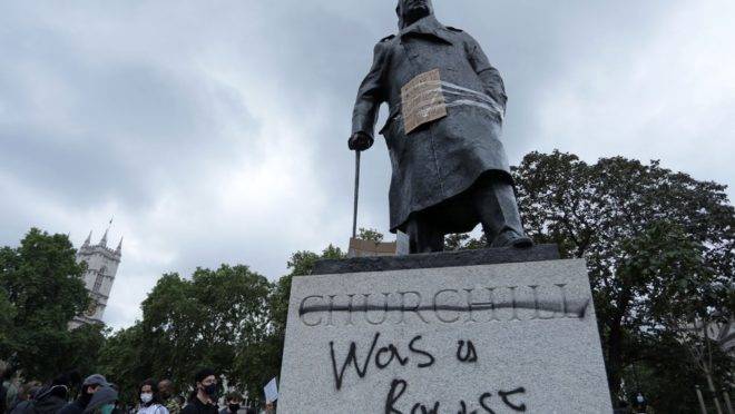 Pichação com a frase ‘era um racista’ é vista na estátua de Sir Winston Churchill Pichação com a frase ‘era um racista’ é vista na estátua de Sir Winston Churchill