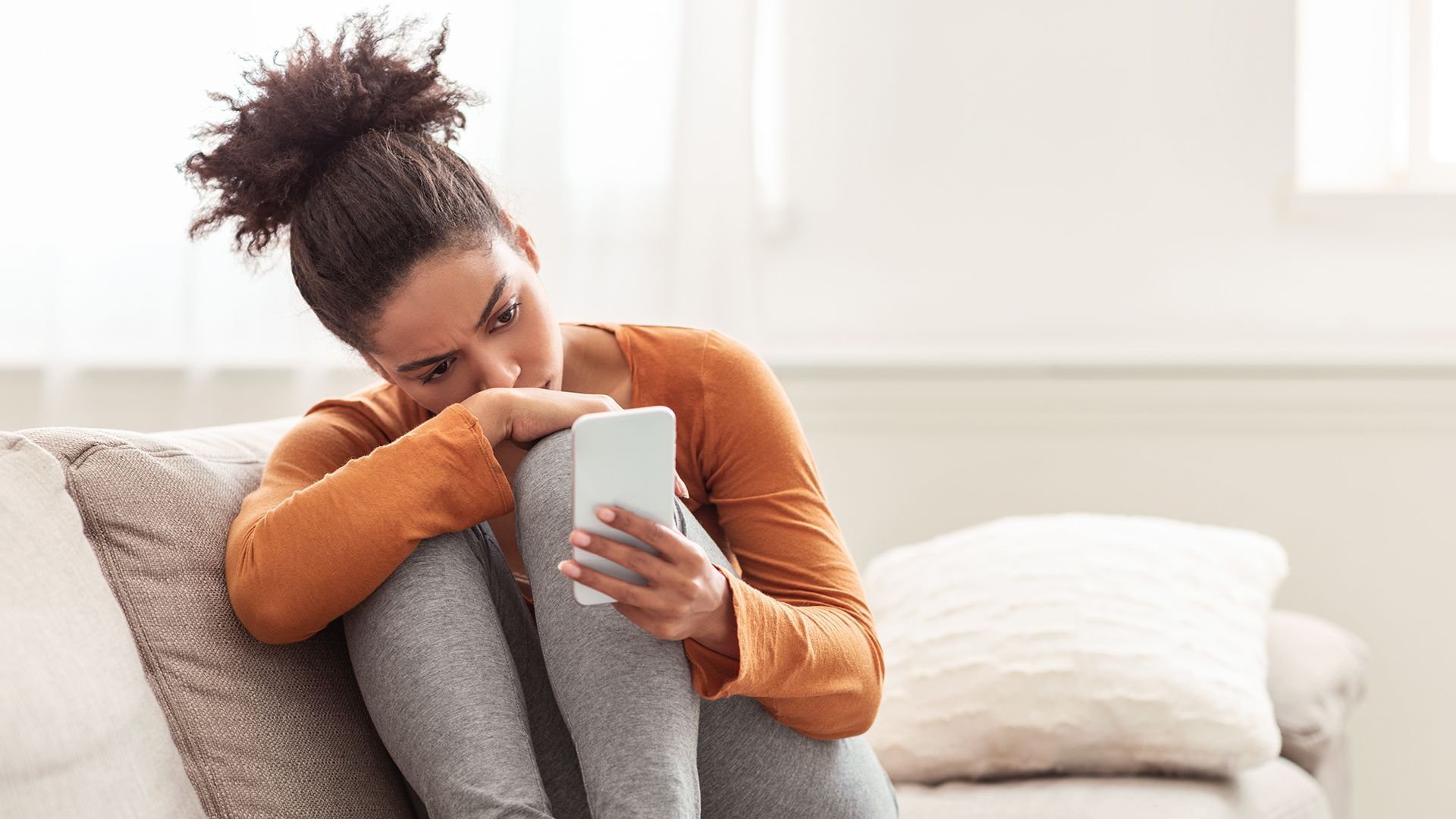 Psicólogos e assistentes sociais do Sesi prestam apoio a trabalhadores por meio do WhatsApp