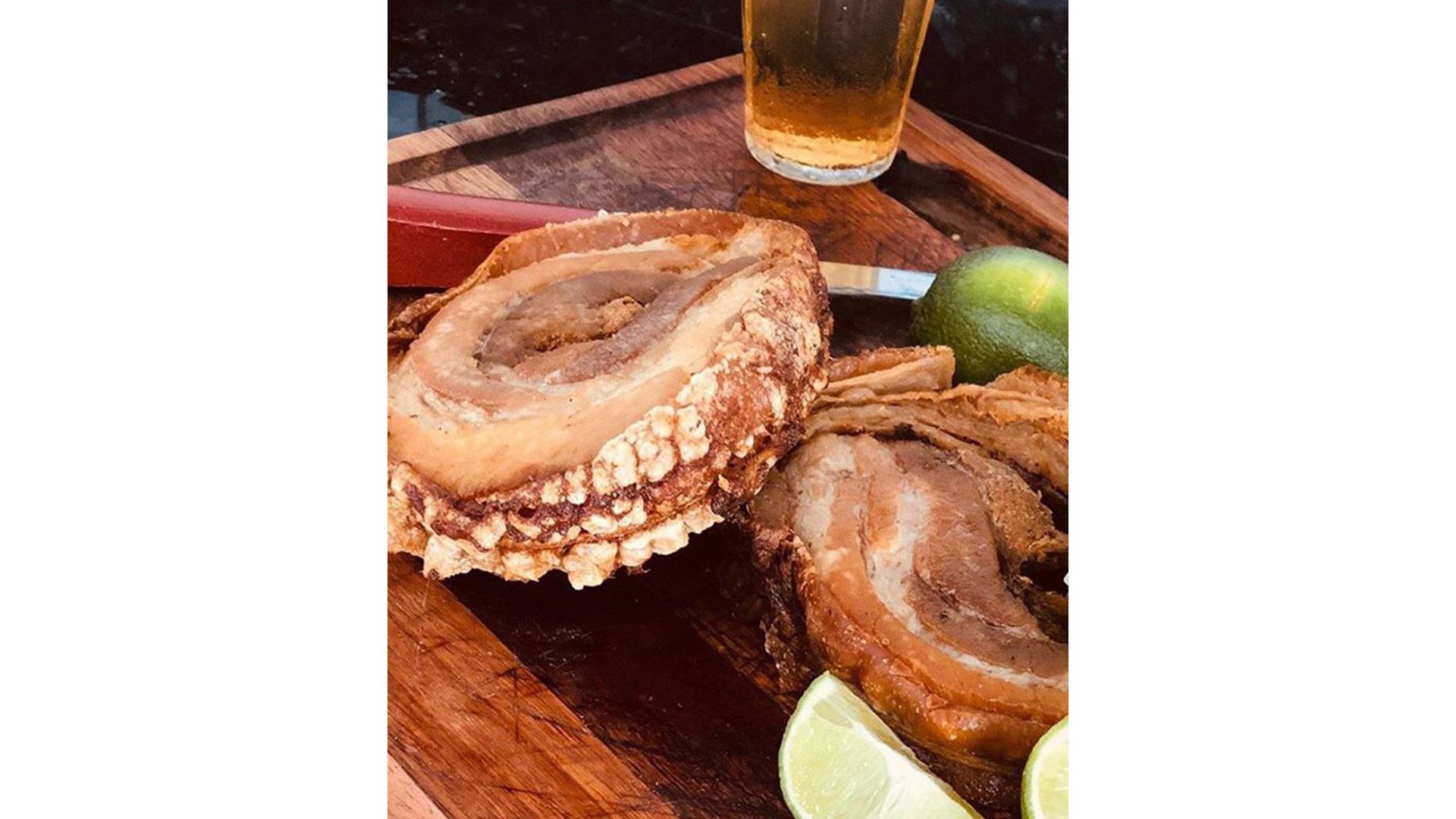 Para a porchetta ficar ainda mais crocante, a casa de carnes orienta levar ao óleo bem quente e deixar até pururucar.