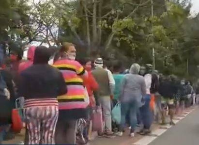 Quem sai de casa para pegar cesta básica está promovendo aglomeração ou tem fome? Imagem mostra trecho da fila de 2km para pegar doação de cestas básicas em loja de carros de São Paulo