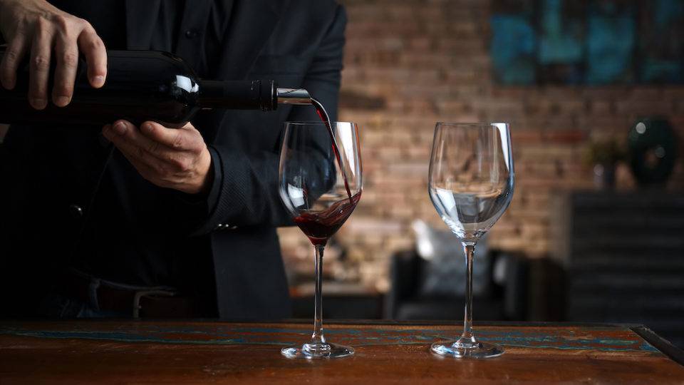 Entenda como funciona o sistema de pontuação de vinhos O sistema de pontuação de vinhos pode ser em escala de 100 ou 20 pontos ou ainda com ícones, como estrelas