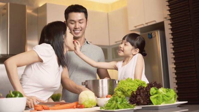 Refeições em família e cozinhar mais do que pedir delivery trazem benefícios de curto, mas também de longo prazo