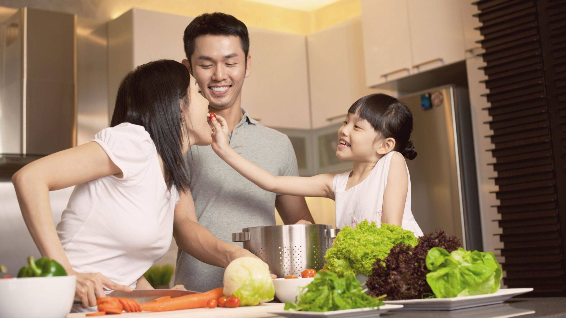 Refeições em família e cozinhar mais do que pedir delivery trazem benefícios de curto, mas, também, de longo prazo