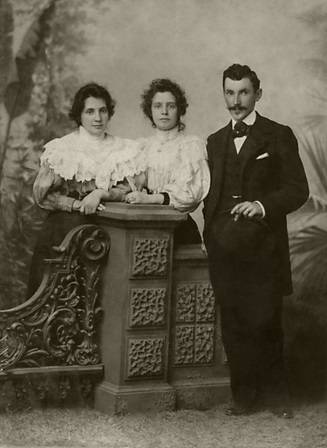 Agostinho Ermelino de Leão Jr. e Maria Clara Abreu de Leão ladeando Maria Augusta. Fase residencial do Palacete Leão Jr. era movimentada cultural e artisticamente. Foto: Acervo Cassiana Lacerda Agostinho Ermelino de Leão Jr. e Maria Clara Abreu de Leão ladeando Maria Augusta. Fase residencial do Palacete Leão Jr. era movimentada cultural e artisticamente. Foto: Acervo Cassiana Lacerda