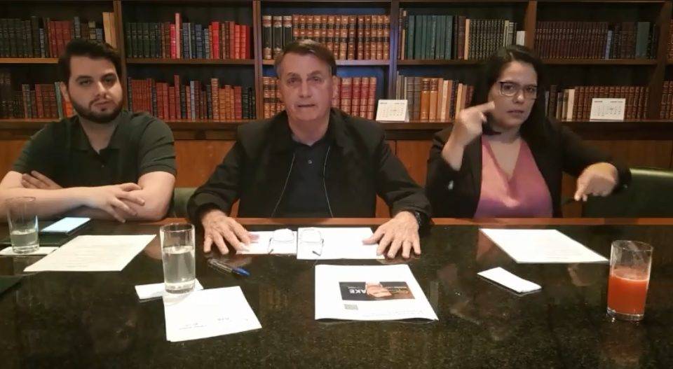 Presidente Jair Bolsonaro em live nesta quinta-feira (11).