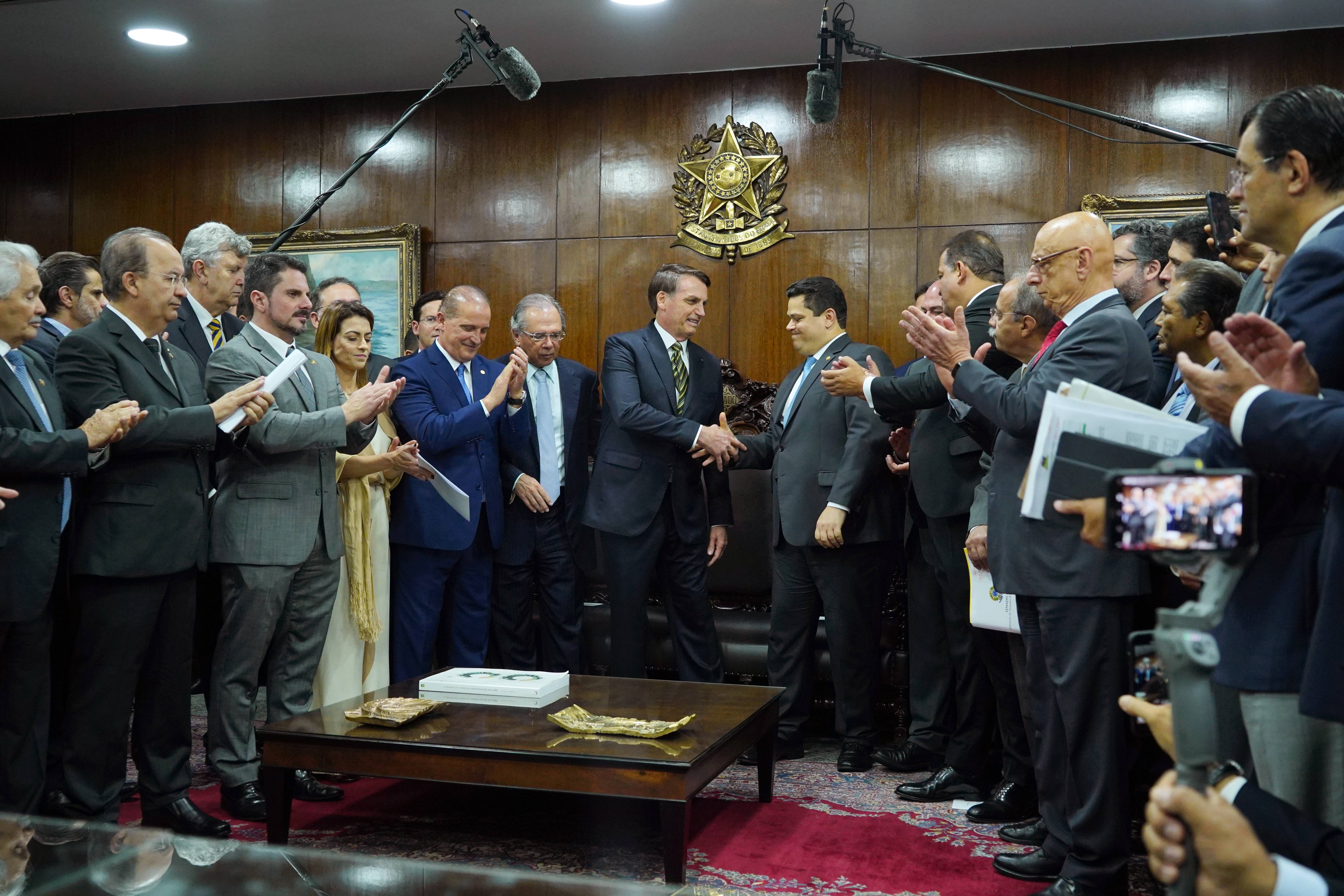 Jair Bolsonaro e parlamentares no Congresso Nacional.