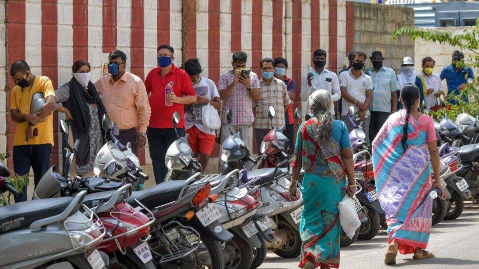 Indianos na fila de hospital privado: país é o 4.º do mundo com mais casos confirmados da Covid-19