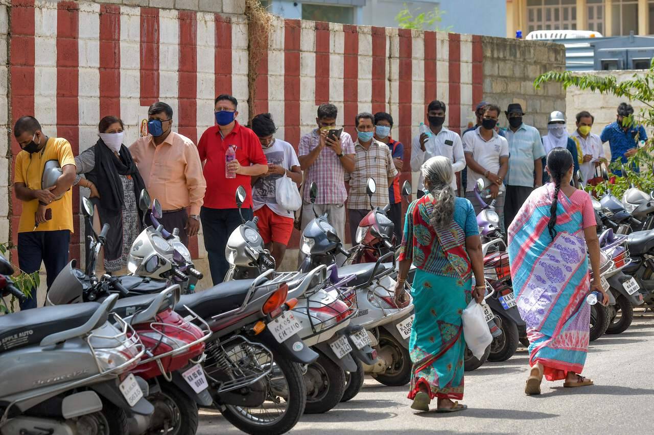 Indianos na fila de hospital privado: país é o 4.º do mundo com mais casos confirmados da Covid-19