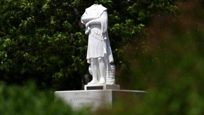Estátua de Cristóvão Colombo com a cabeça removida em Boston, em 10 de junho de 2020. A estátua foi decapitada durante a noite anterior.