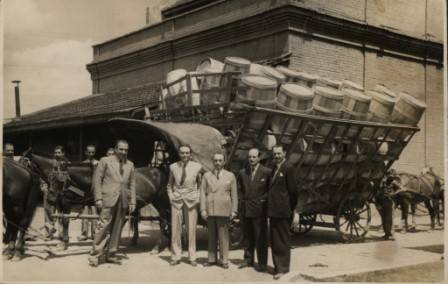 Agostinho Ermelino de Leão Jr. durante o embarque de barricas vazias, que seriam devolvidas para o transporte de erva-mate. Foto: Arquivo Casa da Memória. Agostinho Ermelino de Leão Jr. durante o embarque de barricas vazias, que seriam devolvidas para o transporte de erva-mate. Foto: Arquivo Casa da Memória.