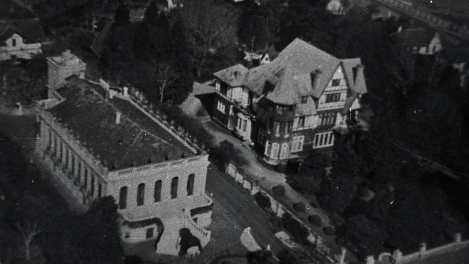 Conheça a história do bairro curitibano que é “filho” da erva-mate Vista aérea do Palacete dos Leões na década de 30. Tombada como patrimônio histórico, a construção é uma das heranças do período da erva-mate. Foto: Divulgação FCC