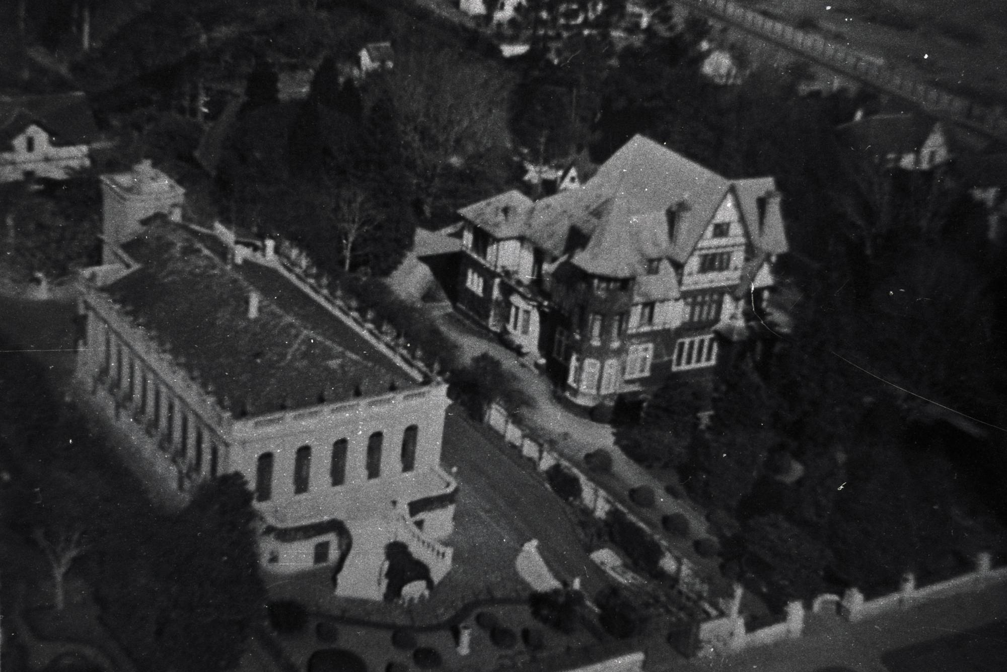 Vista aérea do Palacete dos Leões na década de 30. Tombada como patrimônio histórico, a construção é uma das heranças do período da erva-mate. Foto: Divulgação/ Fundação Cultural de Curitiba Vista aérea do Palacete dos Leões na década de 30. Tombada como patrimônio histórico, a construção é uma das heranças do período da erva-mate. Foto: Divulgação/ Fundação Cultural de Curitiba