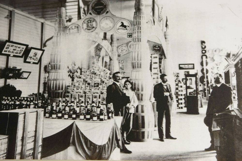 Ervateiros mais renomados da época levavam produtos para feiras internacionais, o que impulsionou até mesmo a indústria da propaganda e da litografia. Foto: Antonio More/ Arquivo GP - Acervo Museu Paranaense Ervateiros mais renomados da época levavam produtos para feiras internacionais, o que impulsionou até mesmo a indústria da propaganda e da litografia. Foto: Antonio More/ Arquivo GP - Acervo Museu Paranaense