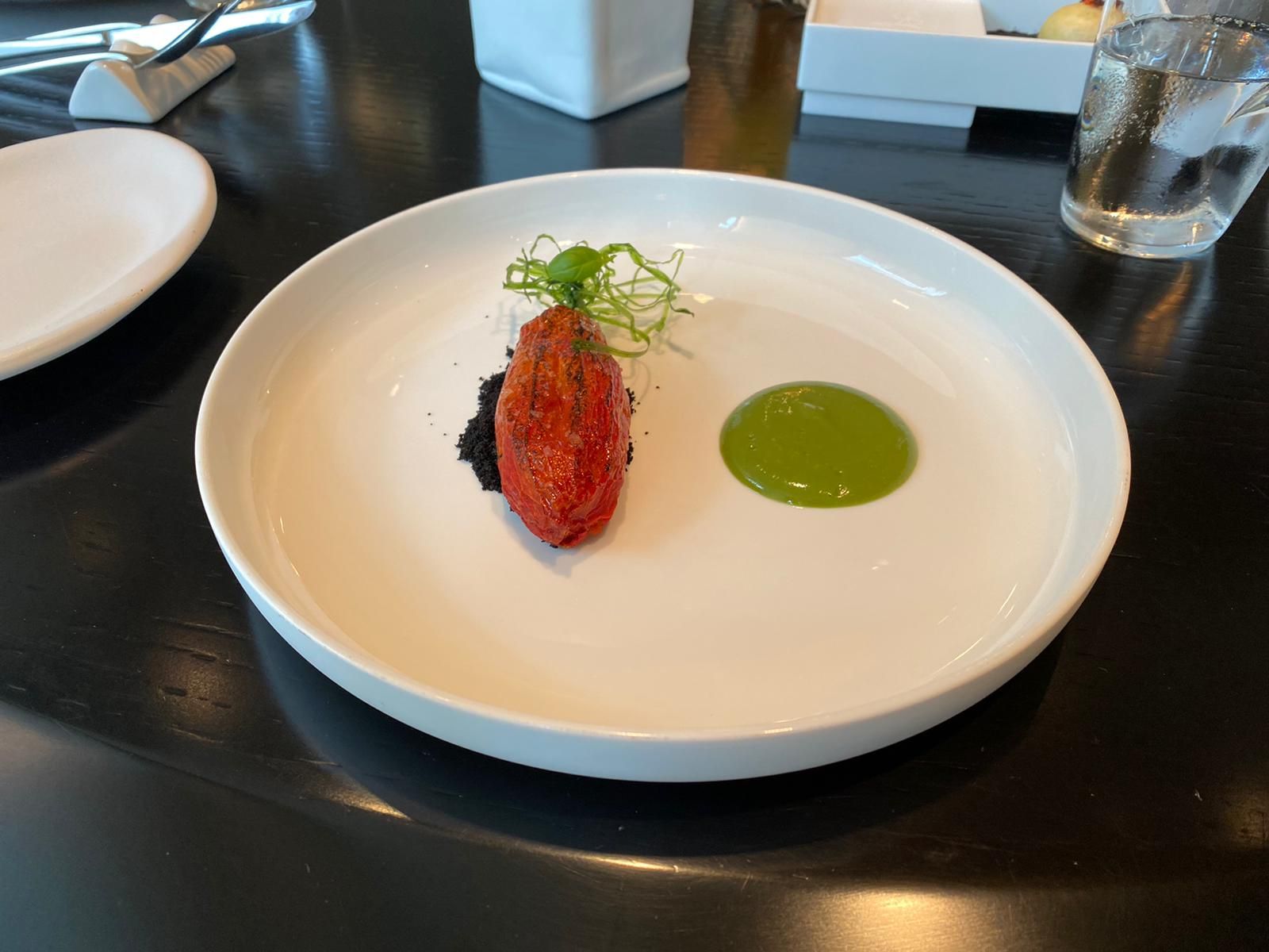 O chef também aproveitou o tempo de isolamento para elaborar novos pratos e receitas que são apresentados ao público após a reabertura do estrelado restaurante. Na foto, o pomodoro pelato, entrada que valoriza o ingrediente local mais abundante na Itália: o tomate. Fotos: Fernanda Massaroto. O chef também aproveitou o tempo de isolamento para elaborar novos pratos e receitas que são apresentados ao público após a reabertura do estrelado restaurante. Na foto, o pomodoro pelato, entrada que valoriza o ingrediente local mais abundante na Itália: o tomate. Fotos: Fernanda Massaroto.