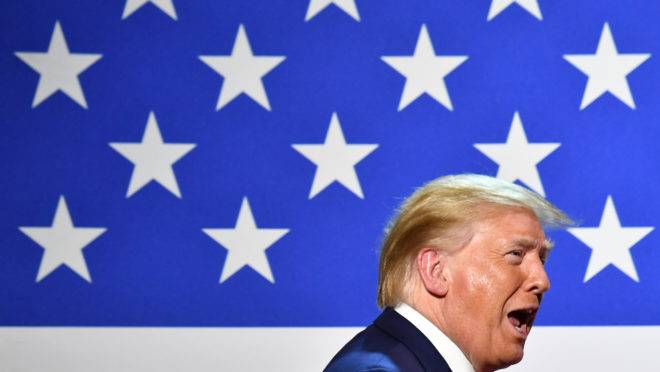 Presidente dos EUA, Donald Trump, ganhou apoio no início da pandemia, mas viu popularidade cair logo em seguida