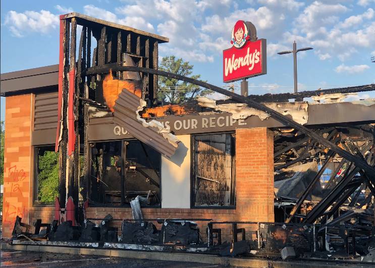 Escombros da lanchonete Wendys neste domingo (14): local foi destruído por manifestantes no sábado (13).,