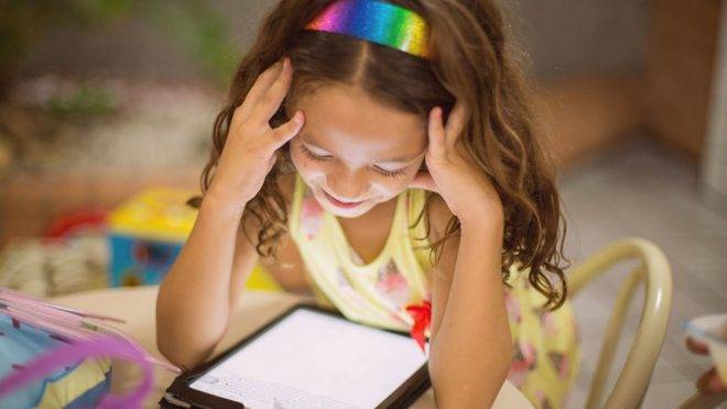 Como ser um suporte para o seu filho nesse momento em que as aulas e os encontros com os amigos da escola são à distância