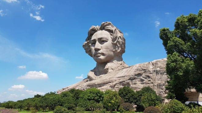 Numa tentativa de recuperar o prestígio depois de ter matado de fome 45 milhões de pessoas, Mao Tsé-Tung promoveu a desastrosa Revolução Cultural. Numa tentativa de recuperar o prestígio depois de ter matado de fome 45 milhões de pessoas, Mao Tsé-Tung promoveu a desastrosa Revolução Cultural.