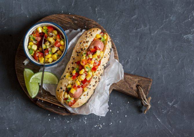 Cachorro- quente com salsa de tomate e milho. Foto: Arquivo Cachorro- quente com salsa de tomate e milho. Foto: Arquivo