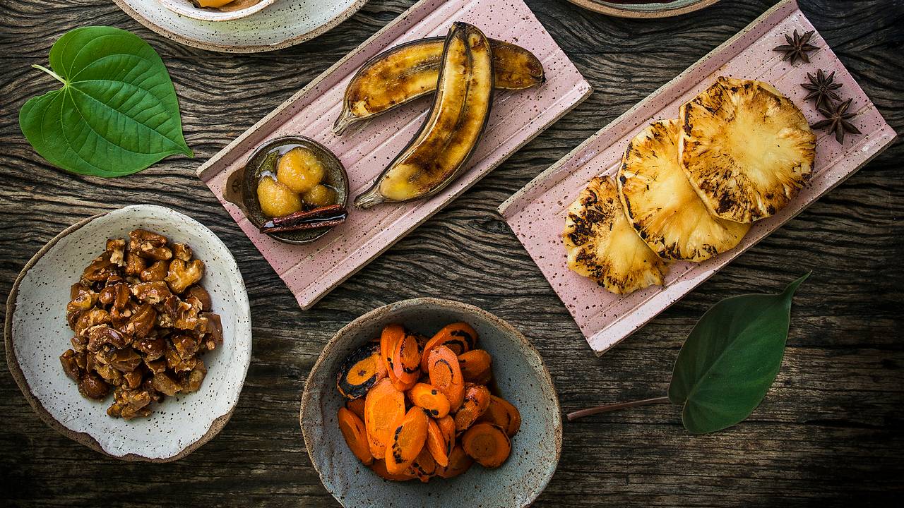 Vegetais, castanhas e frutas preparados com técnicas de caramelização pela chef Gabriela Carvalho, do Quintana.