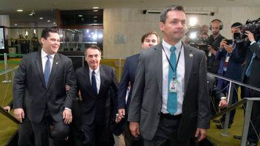 Congresso avalia vetos ao BPC e auxílio emergencial e põe à prova relação com Bolsonaro O presidente Jair Bolsonaro e os presidentes de Senado e Câmara, Davi Alcolumbre e Rodrigo Maia