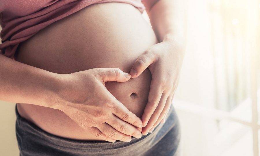 Cantora lidera grupo de voluntários pró-vida e já ajudou a salvar 700 bebês Gestante com as mãos na barriga