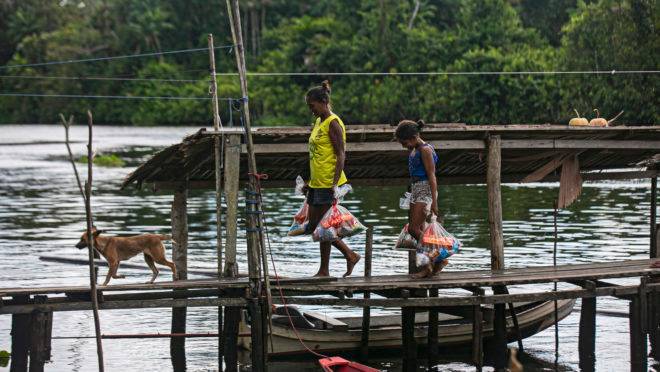 Moradores de Melgaço, no Pará: economistas e o próprio governo estudam mudanças nos benefícios sociais.