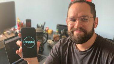 Na contramão da inteligência artificial, app usa indicações humanas para sugerir filmes Idealizador do aplicativo, Thiago Romariz, mostrando a logo do sistema.