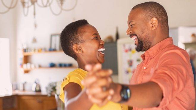 Deixar a TV de lado e não usá-la mais como o único recurso para o descanso em casal pode fortalecer ainda mais a sua vida conjugal