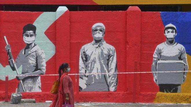 Pedestre caminha em Mumbai, Índia, em 15 de junho de 2020.